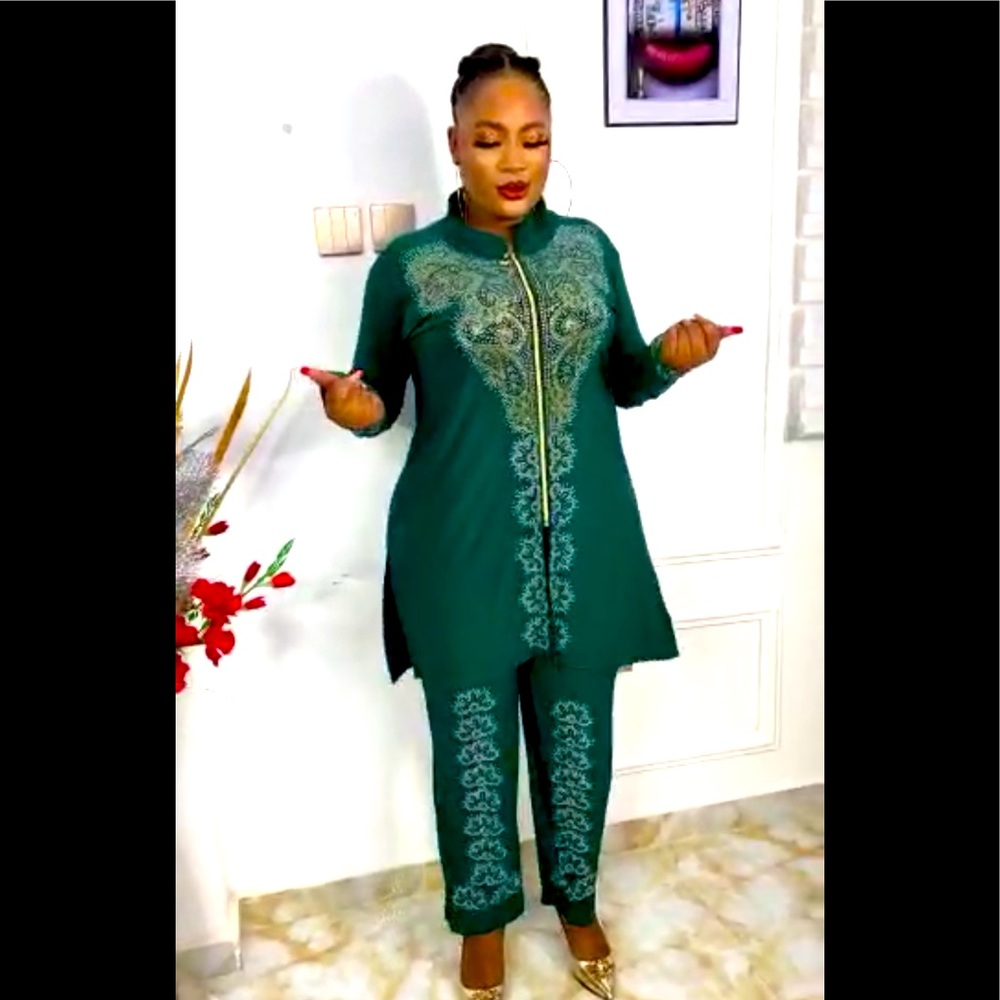 Sequins 2 pieces Green outfit with beautiful designs(I HAVE NAVY AND ROYAL BLUE)